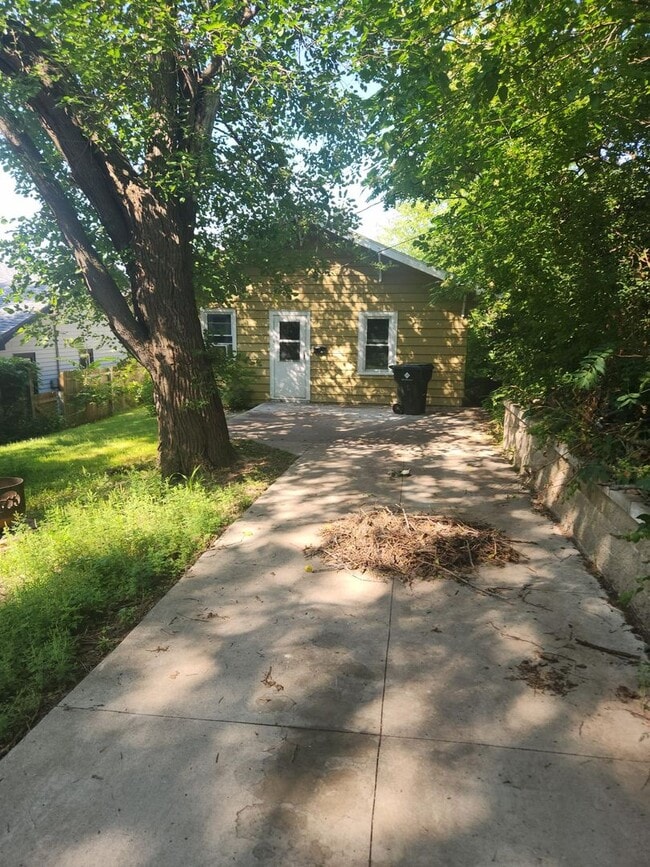 Building Photo - Northside 2 bedroom, 1 bathroom for rent