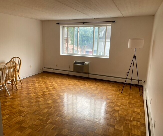 Living Room - 100 Morris St
