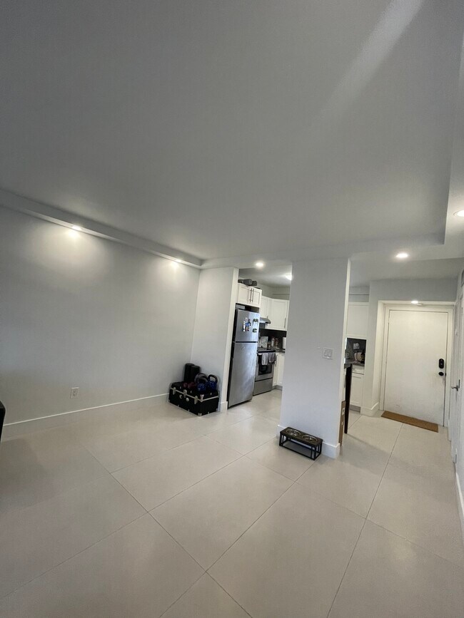 Sala de comedor. Se muestra la puerta delantera. 10x11 - 7505 SW 82nd St