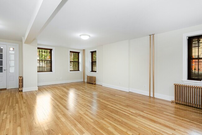 Foto del edificio - Spacious & Sunny Garden Floor Thru
