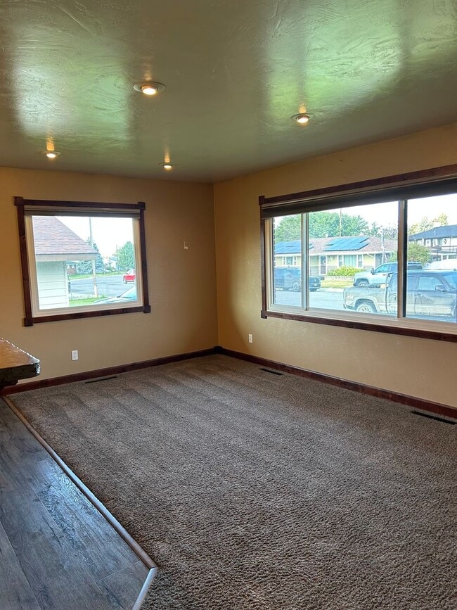 Building Photo - 3470 S Hillcrest Dr