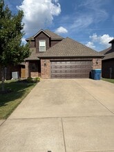 Building Photo - 1711 SW Stonegrove Rd