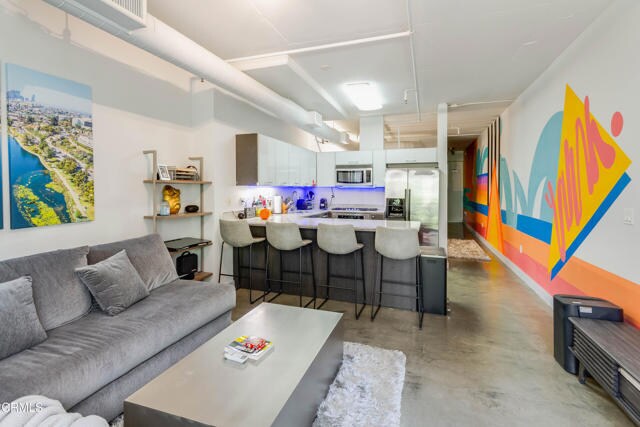 Foto del edificio - 645 W 9th St
