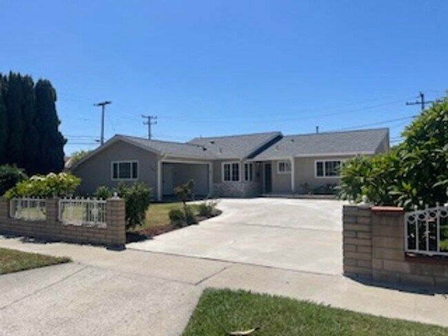 Building Photo - Beautiful 4 Bedroom Home Located in Garden...