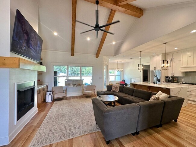 Foto del edificio - 15849 Avery Ln