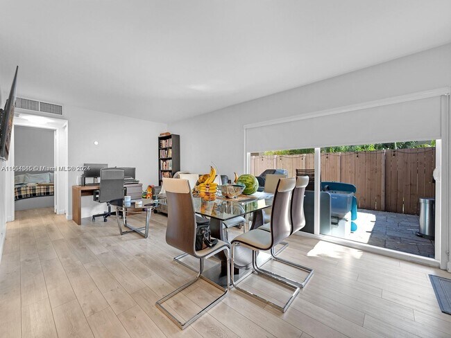 Foto del edificio - 4460 NW 79th Ave