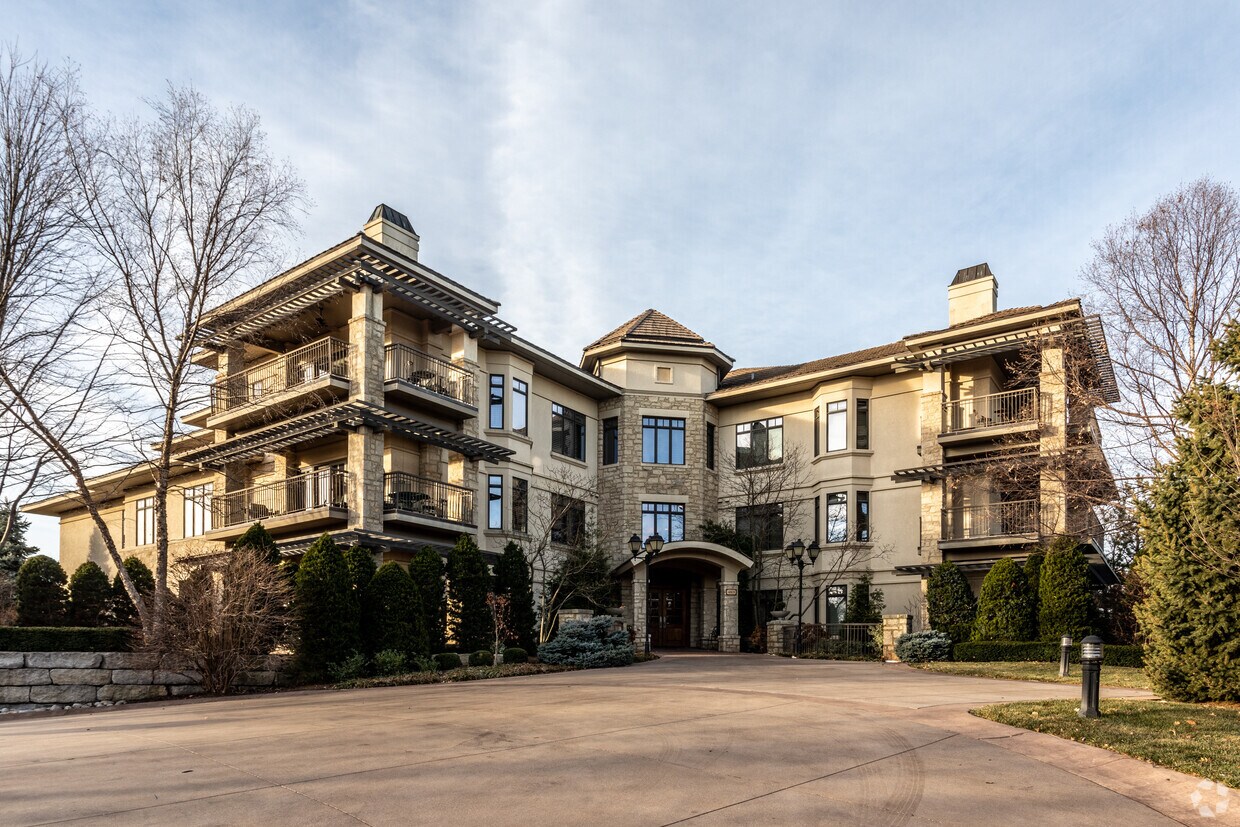 Parkway Apartments in Leawood, KS