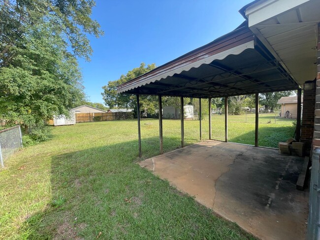 Building Photo - **3 Bed 2 Bath located off Atlanta Hwy ** ...