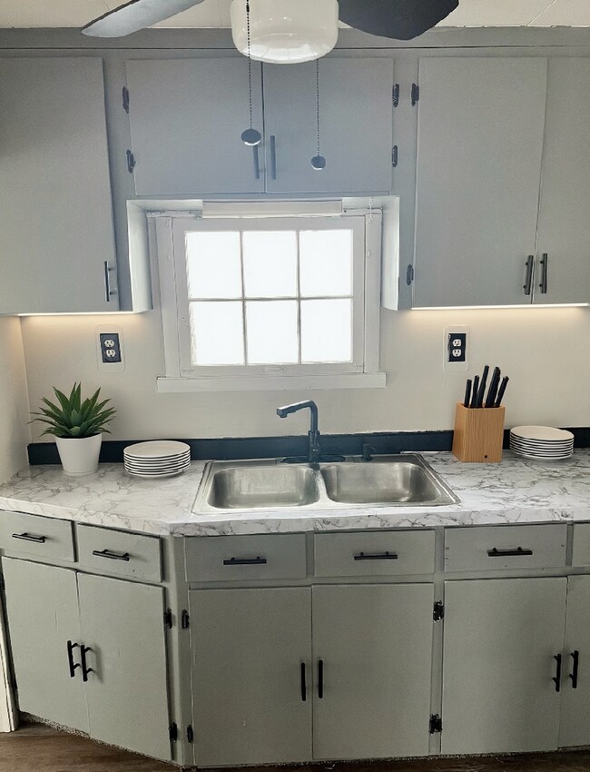 Kitchen - 1552 Manchester Ave