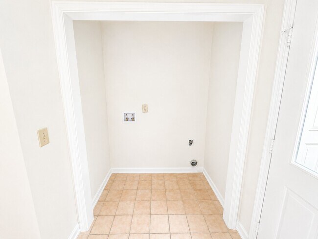 Building Photo - 1323 Sweet Pine Dr