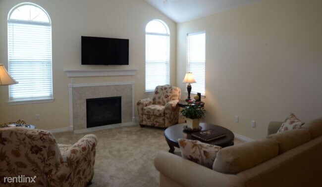 Building Photo - 2421 Santa Fe Dr