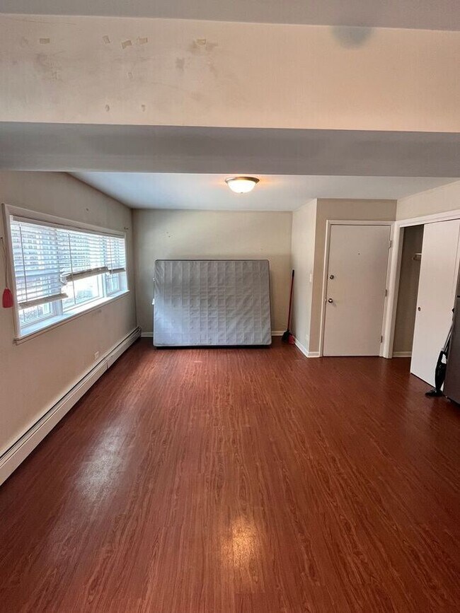 Building Photo - 27 N Maple Ct
