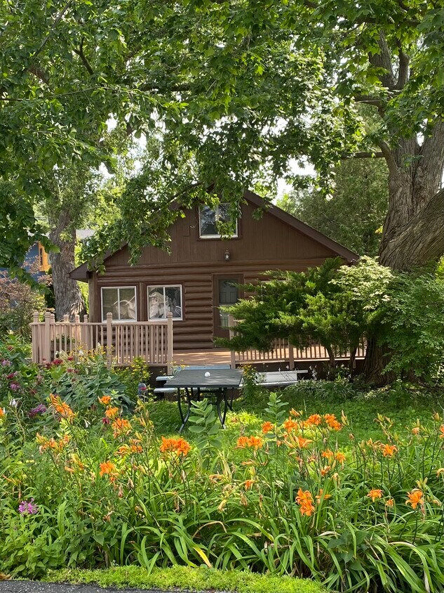 Log Cabin - 4407 Outlook St
