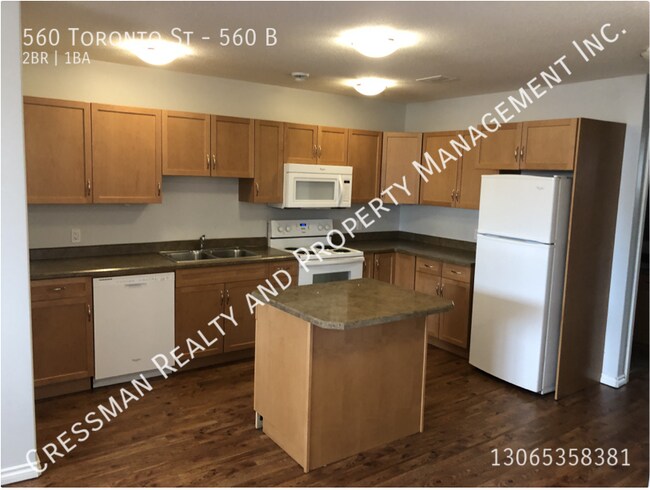 Photo du bâtiment - 2 Bedroom Basement Suite on Corner Lot