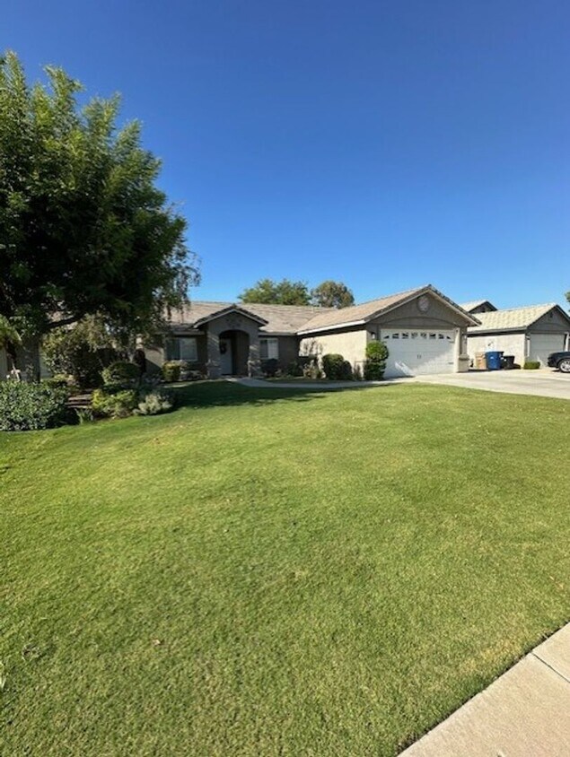 Foto principal - 4 Bedroom House Rosedale Area!!