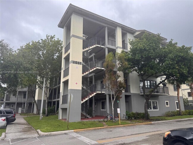 Building Photo - 2851 Riverside Dr