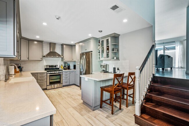 Building Photo - 2 br, 2 bath Townhome - 1911 Mathews Avenue 5