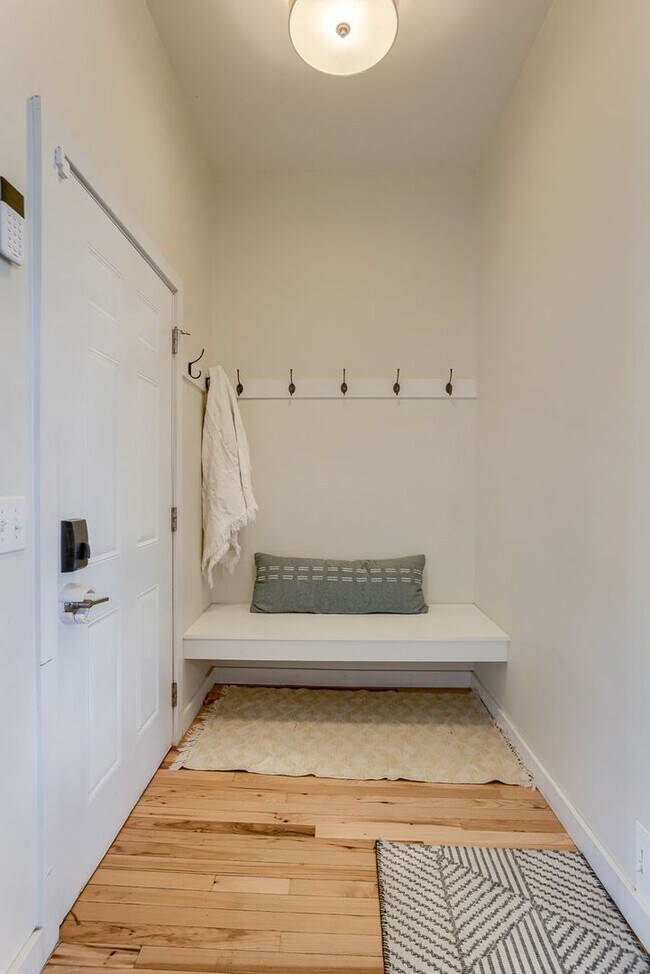 Building Photo - Charming 2 Bedroom Just Minutes from the O...
