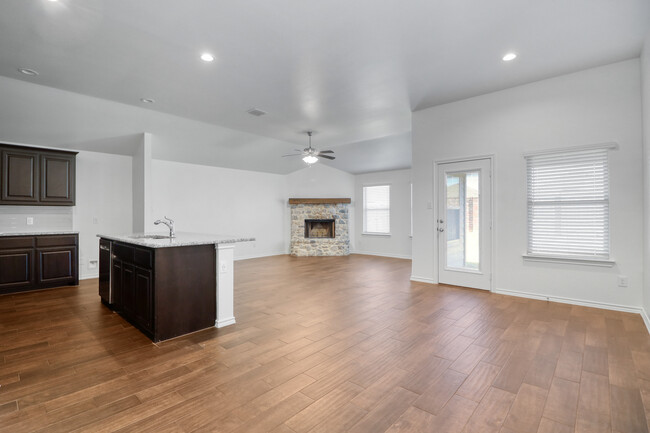 Building Photo - 904 Deer Valley Dr