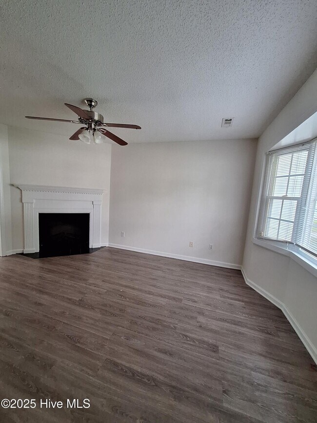 Foto del edificio - 3979 Sterling Pointe Dr