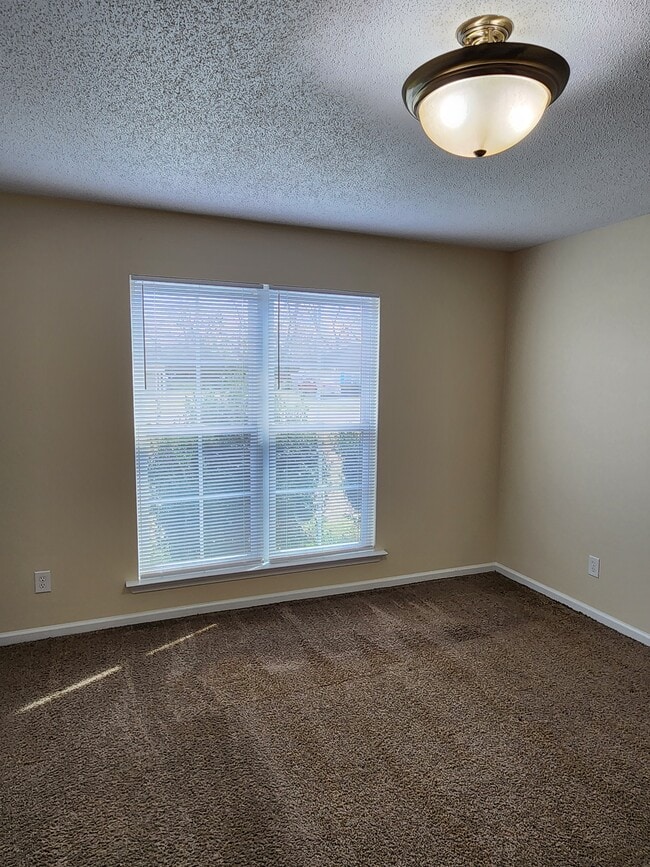 Building Photo - 1239 Askew Dr