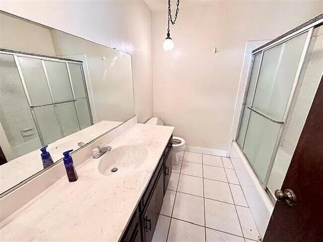 Building Photo - charmingly updated home