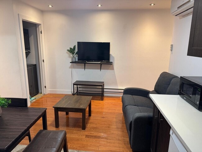 Building Photo - 3712 Av Coloniale