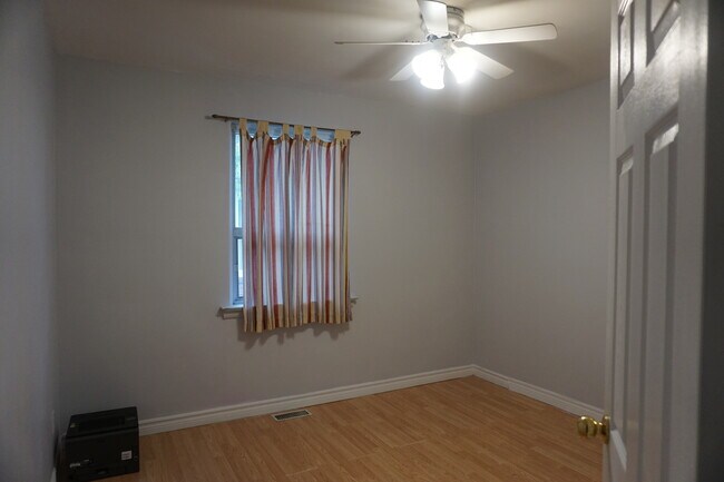 Photo du bâtiment - 36 Hart Av