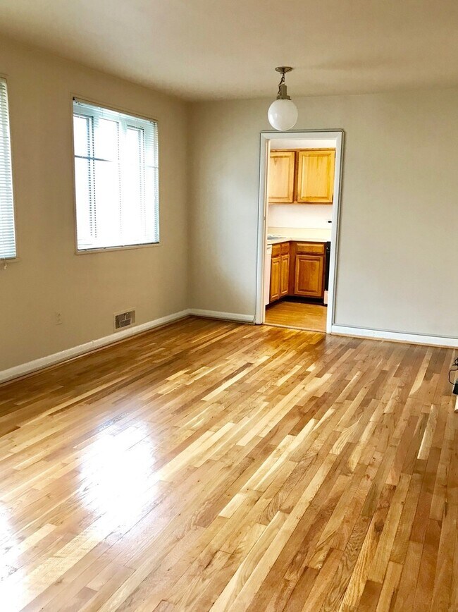 Foto del edificio - Hardwood floors! 1 Bed 1 Bath at Parkside Condominium; Utilities Included in Rent
