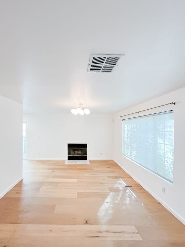 Foto del edificio - Breathtaking 2-Bedroom Townhome with 2-Car...