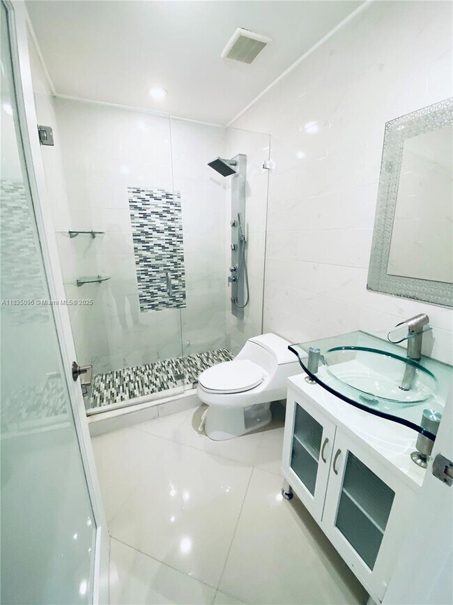 Foto del edificio - 2485 W 72nd Pl