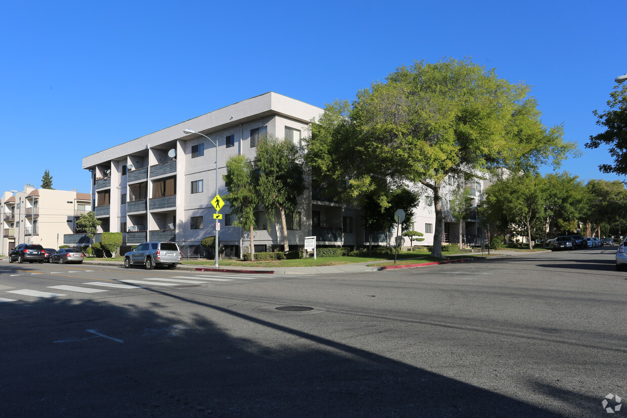 Primary Photo - Belmont Plaza Apartment