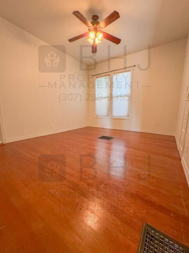 Foto del edificio - 4 BED/ 2 BATH SINGLE FAMILY HOME WITH GARAGE