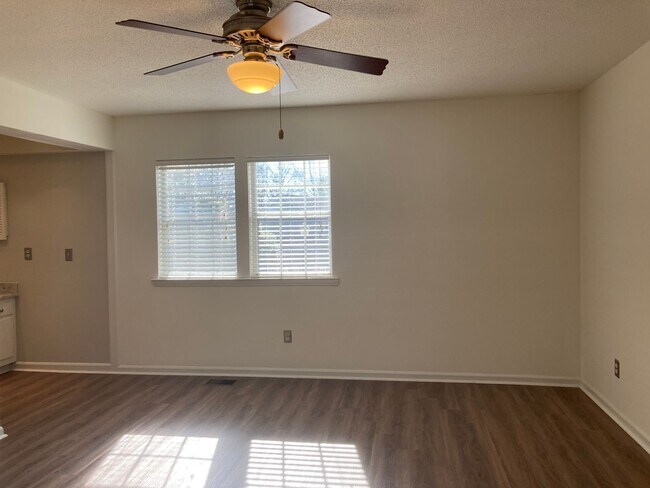 Building Photo - South Charlotte Townhome for Immediate Mov...