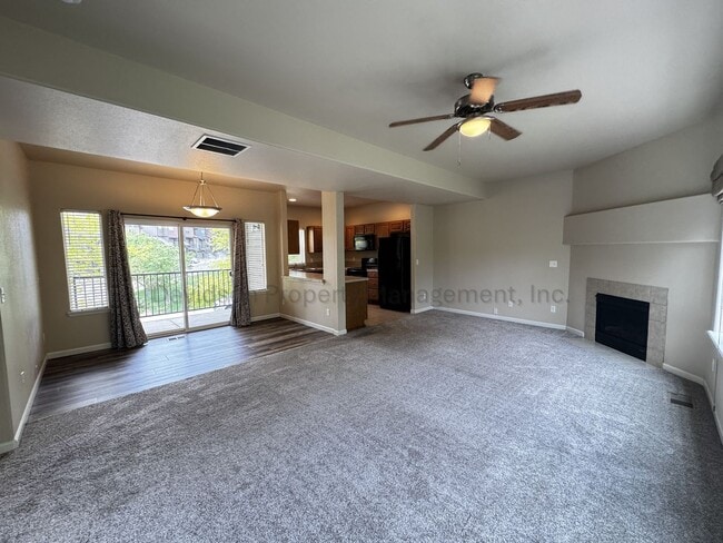 Building Photo - Gorgeous 3 Bedroom Townhouse Near Garden of the Gods