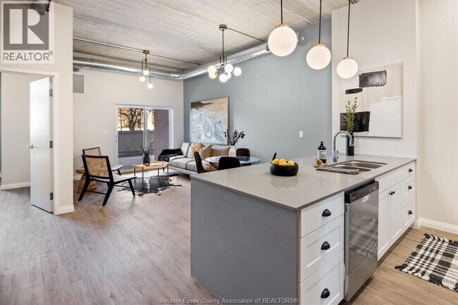 Photo du bâtiment - 3160 Meadowbrook Ln