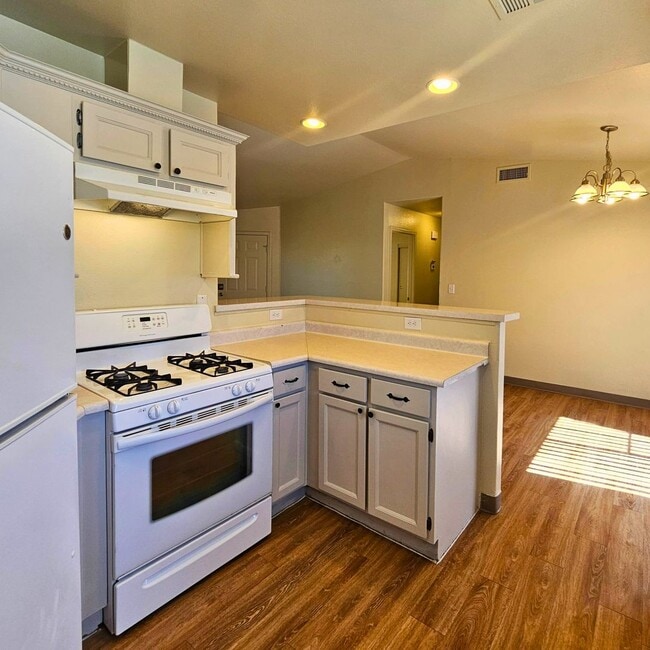 Building Photo - MOVE-IN READY 3BR/2BA SINGLE FAMILY HOME I...