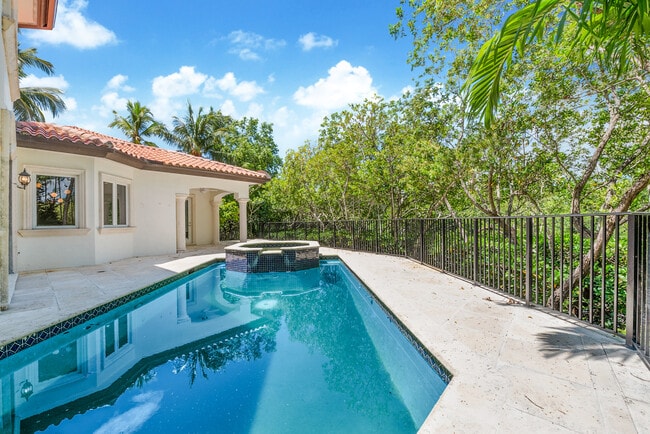 Foto del edificio - 13680 Deering Bay Dr