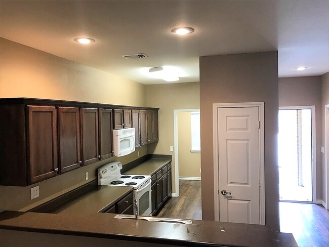 Building Photo - 4245 Castlegate Dr