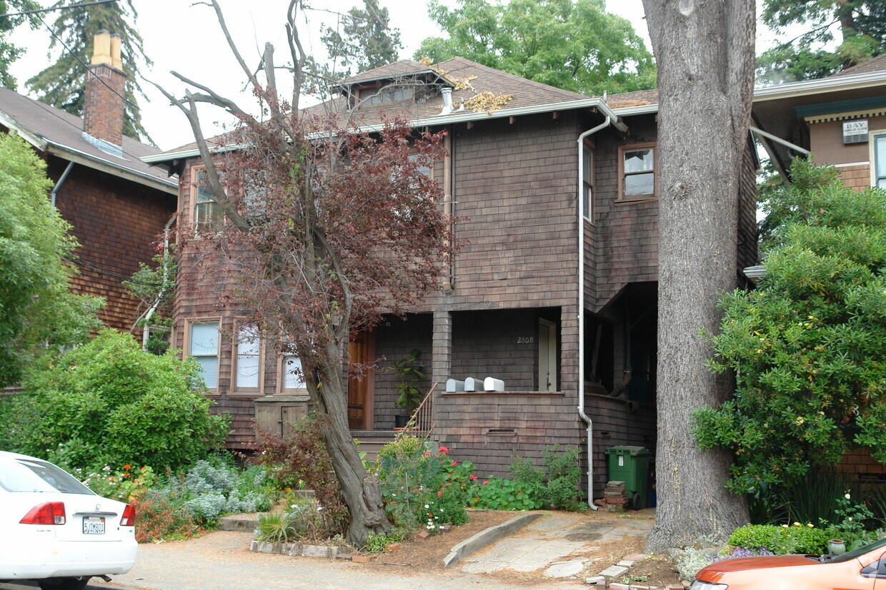 Building Photo - 2808 Derby St