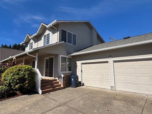 Building Photo - 1150 SE Polk Cir