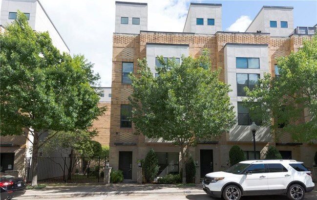 Building Photo - 620 E Bluff St