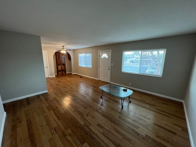 Foto del edificio - 2301 E Brooks Ave