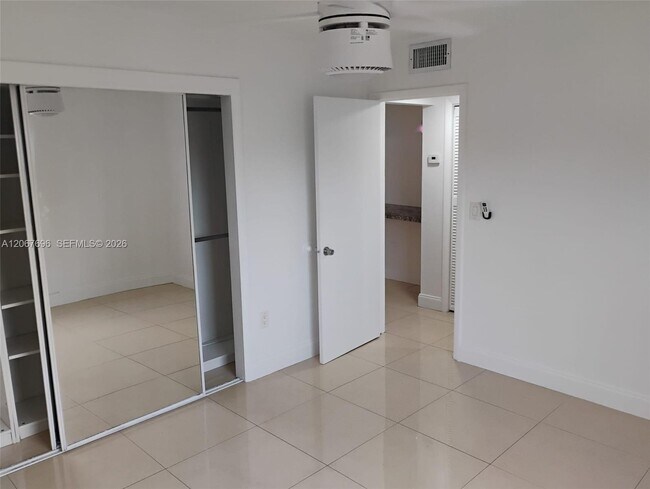 Foto del edificio - 3536 NE 168th St