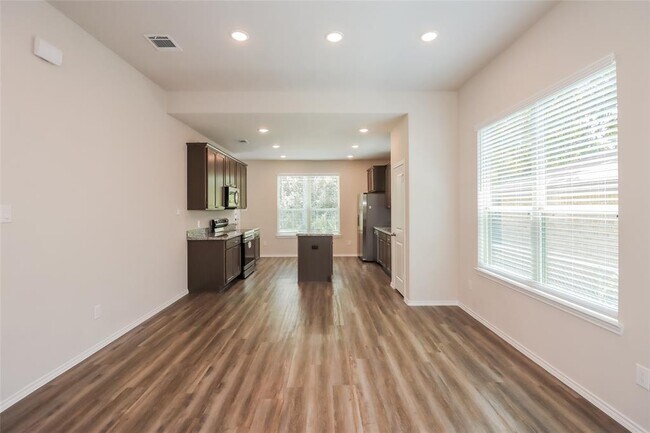 Building Photo - 111 Seminole Dr
