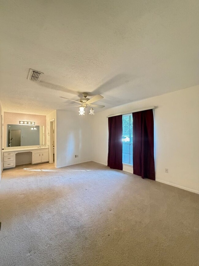 Building Photo - 3404 Live Oak Dr
