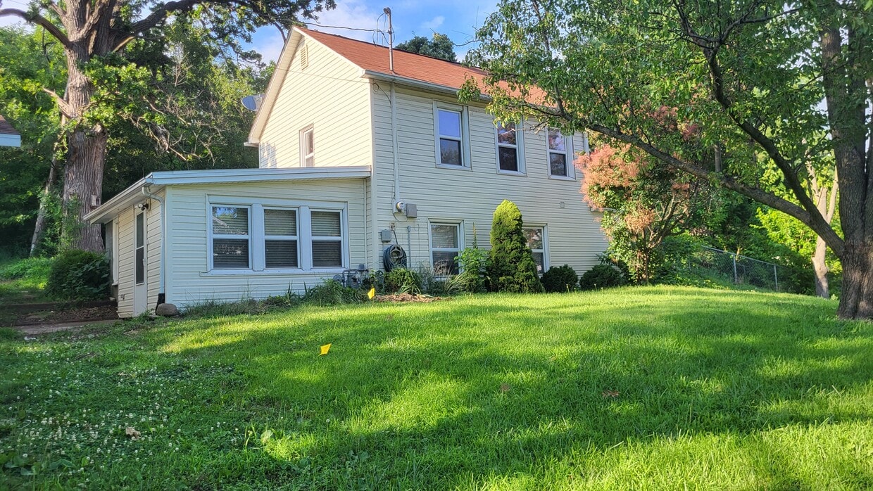 2 Bed 1 Bath House - 617 Lake Park Blvd