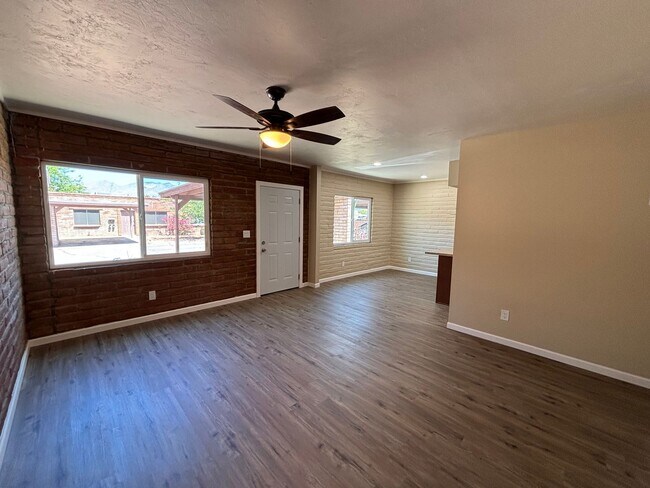 Foto del edificio - 3960 E Flower St