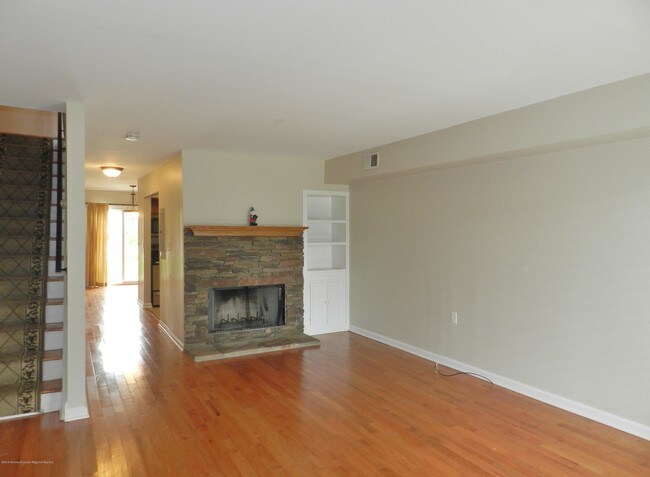 Building Photo - 25 Meadow Ave