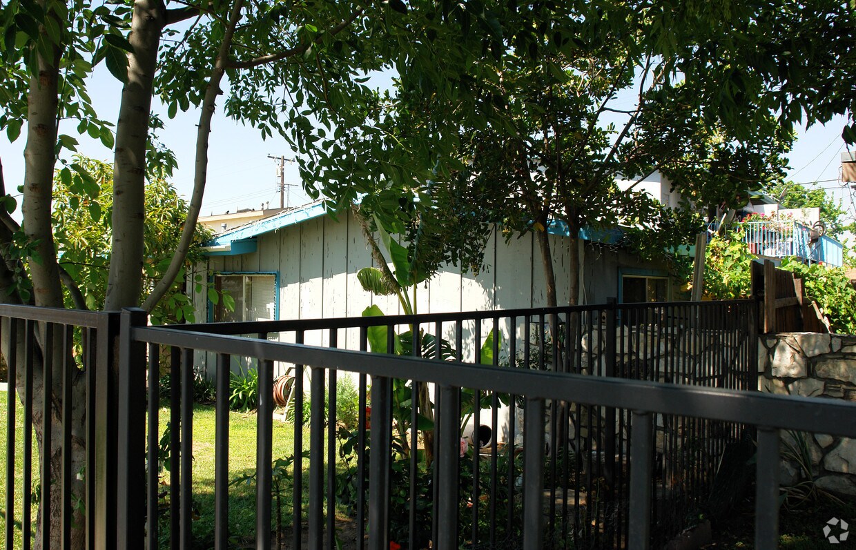 Building Photo - 857 N Vineyard Ave